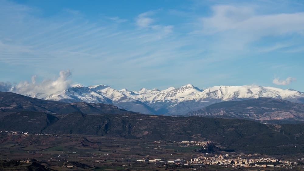 Découvrez les merveilles et trésors cachés des Pyrénées avec Au Pied des Pyrénées : votre guide de voyage incontournable pour des vacances exceptionnelles